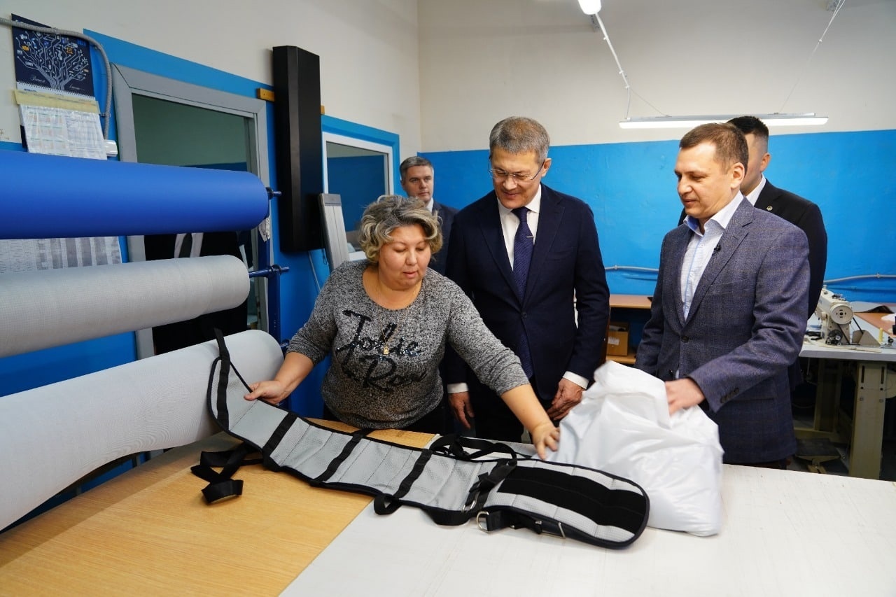 Радий Хабиров провел Промышленный час с производителями оборудования для реабилитации инвалидов