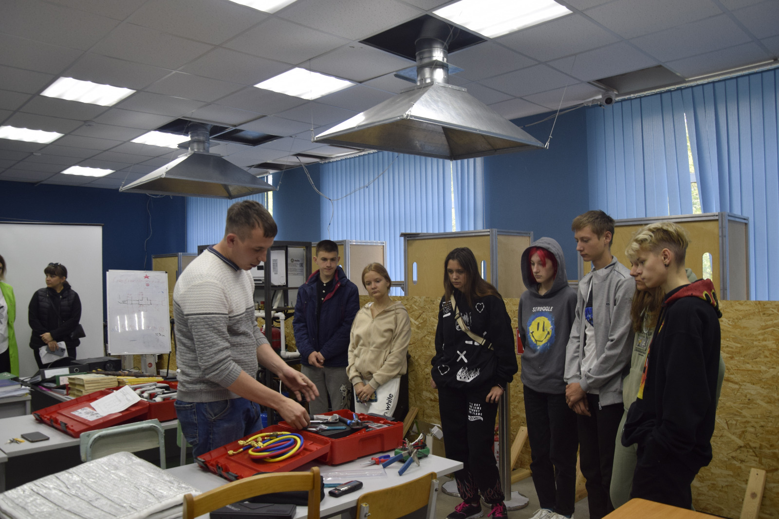 В уфимском колледже старшеклассникам из Донбасса провели открытые уроки