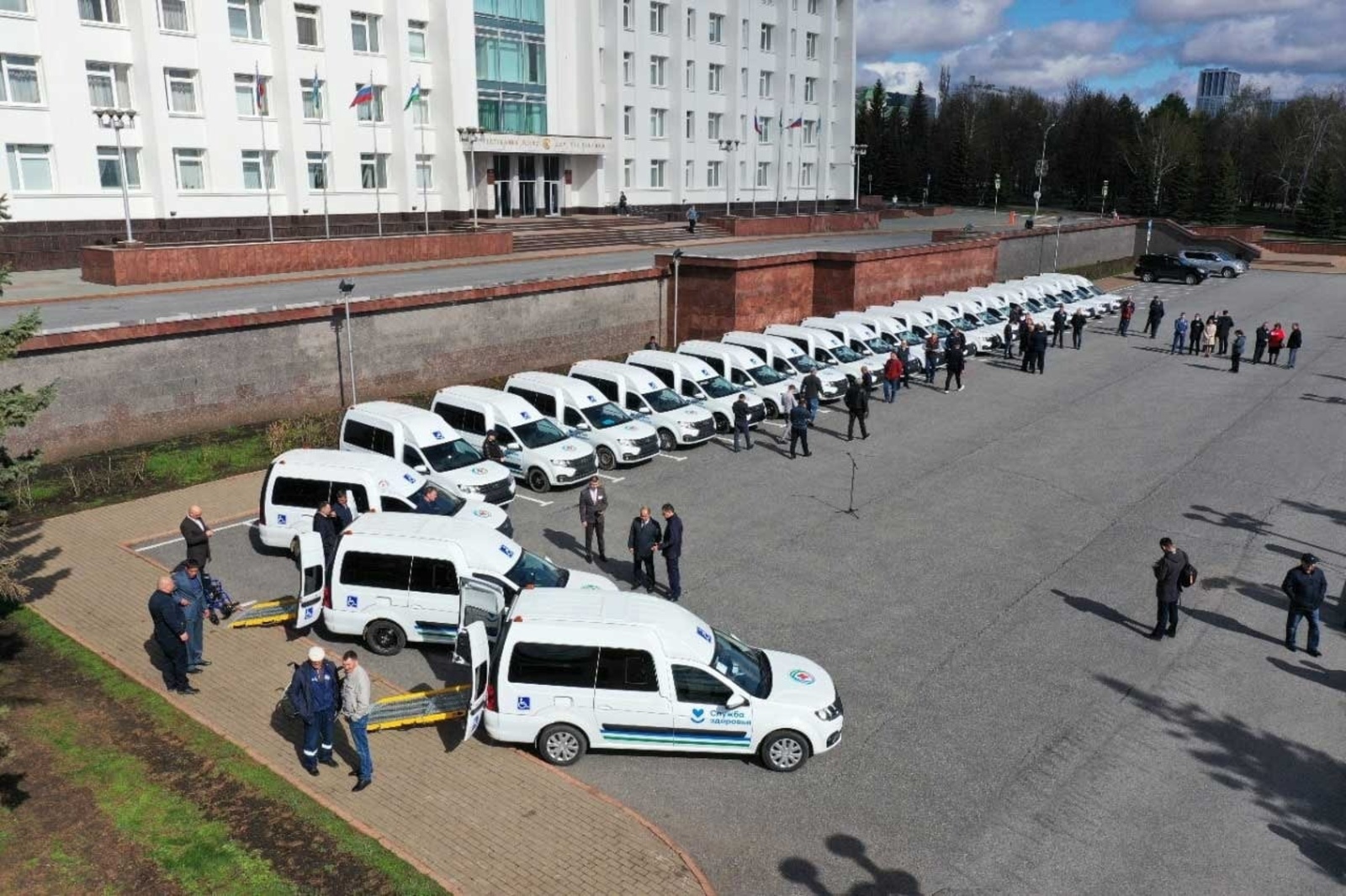 В Башкирии больницам передали 22 новых автомобиля
