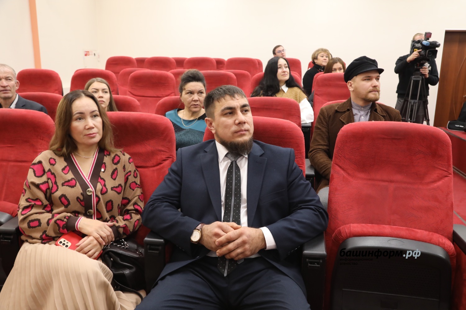 Валерий Шахов  Э. Тимергалин на вручении диплома «Ярзам» в ИА «Башинформ»