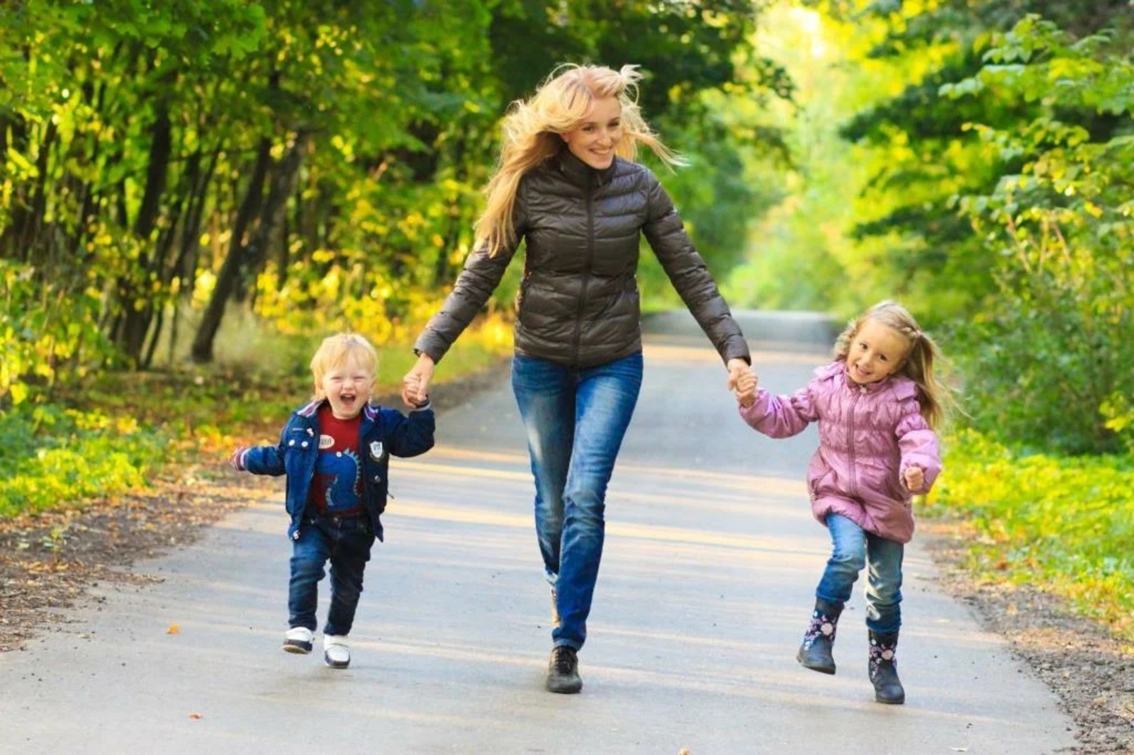 Можно выйти гулять с детьми. Дети на прогулке. Женщина с ребенком. Мама гуляет с ребенком. Родители с детьми на прогулке.