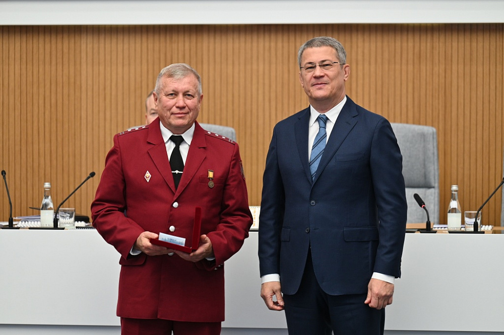 Радий Хабиров поздравил специалистов регионального Управления Роспотребнадзора со 100-летием ведомства